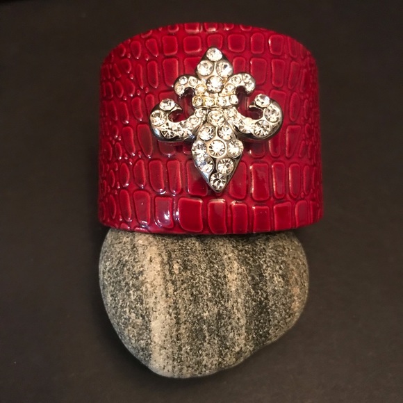 Fleur de lis Design Bracelet - Picture 1 of 6